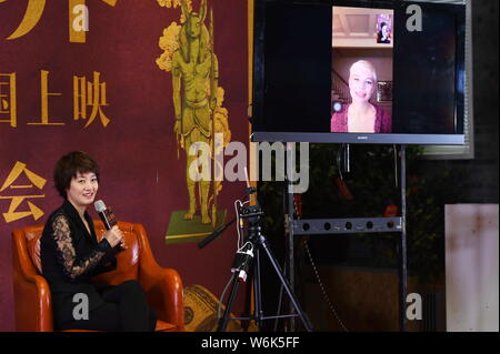 Chinesische Schauspielerin Ma Yili, die fördernde Botschafter für den neuen Film "alles Geld der Welt' in China, besucht eine Pressekonferenz zu "Al fördern Stockfoto