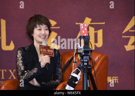 Chinesische Schauspielerin Ma Yili, die fördernde Botschafter für den neuen Film "alles Geld der Welt' in China, besucht eine Pressekonferenz zu "Al fördern Stockfoto