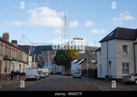 Das Millennium Stadium dominiert die Skyline von Cardiff Wales. Wie von der Riverside Bereich gesehen. Stockfoto