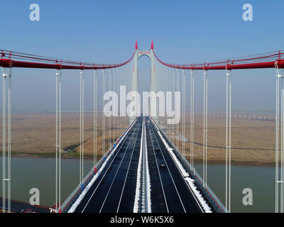 Luftbild der Baustelle des ersten Big-span Stahlträger Aufhängung der Welt und China Bridge, die zweite Dongting See Brücke auf Stockfoto