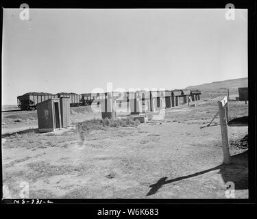 Privies und Autos von Kohle in der Rückseite der Box car Wohnungen für Bergarbeiter. Dies ist ein Teil der Gesellschaft. Union Pacific Coal Company, Vertrauen, Vertrauen, Sweetwater County, Wyoming. Stockfoto