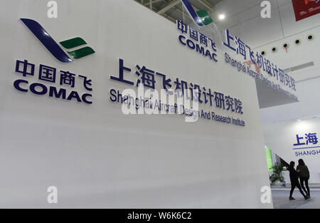 ---- Blick auf den Stand der COMAC (Commercial Aircraft Corporation von China) während der ersten China Industrial Design Ausstellung in Wuhan City, Zentr Stockfoto