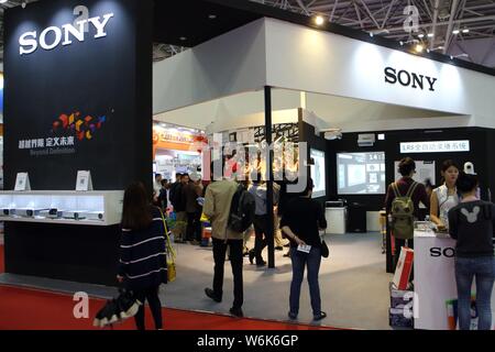 ---- Leute besuchen Sie den Stand von Sony während der 69Th China Bildungs- Ausstellung in Fuzhou Stadt im Südosten der chinesischen Provinz Fujian, 31 Oc Stockfoto