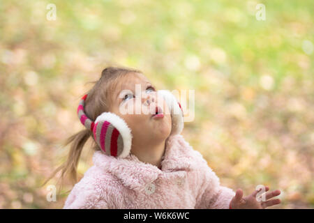 Kleines Mädchen im Herbst park Stockfoto