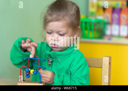 Kinder spielen mit Raupe Labyrinth Spielzeug im Kindergarten Stockfoto