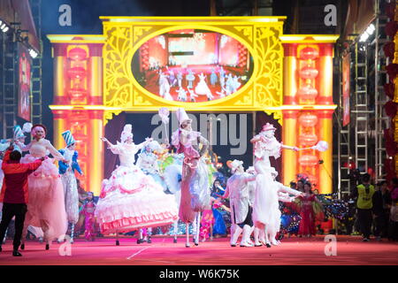 Künstler gehen auf Stelzen während einer Parade das chinesische Mondjahr, auch als Frühlingsfest, in Macau, China, 18 Fe bekannt zu feiern. Stockfoto