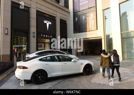 ---- Fußgänger vorbei an einer Händlerniederlassung Store von Tesla in Shanghai, China, 16. Januar 2018. Uns Electric Car Maker Tesla sagte am Donnerstag, es hat Stockfoto