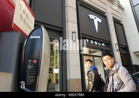 ---- Fußgänger vorbei an einer Händlerniederlassung Store von Tesla in Shanghai, China, 16. Januar 2018. Uns Electric Car Maker Tesla sagte am Donnerstag, es hat Stockfoto