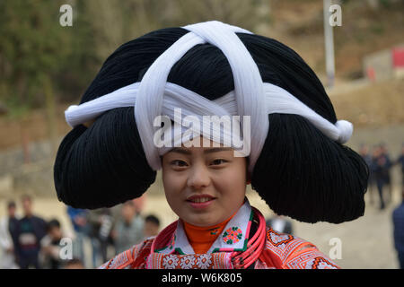 Ein chinesisches Mädchen von Miao ethnische Gruppe kleidet sich für die 'tiaohua' Festival in Suoga Stadt, Liupanshui, Südwesten Chinas Provinz Guizhou, 25 Firma Febru Stockfoto