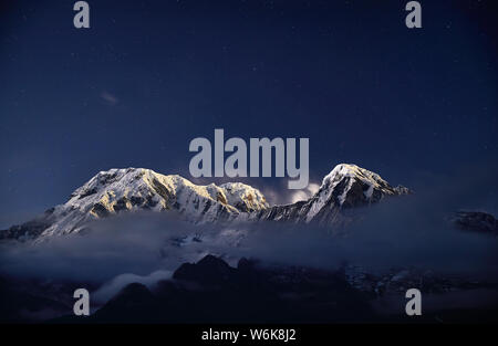 Snowy Annapurna und Hinchuli Berge bei Nacht Sternenhimmel in Nepal Stockfoto