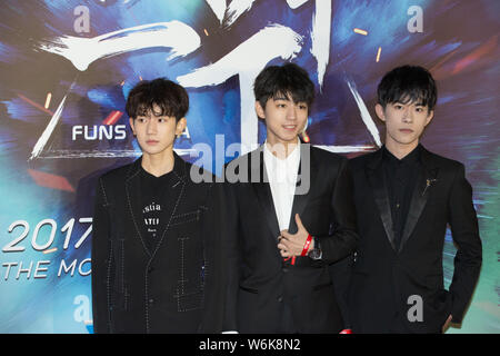 (Von links) Roy Wang oder Wang Yuan, Wang Karry oder Wang Junkai und Jackson Yee oder Yi Yangqianxi der Chinesischen boy group TFBoys darstellen, da sie auf der Anfahrt Stockfoto