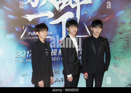 (Von links) Roy Wang oder Wang Yuan, Wang Karry oder Wang Junkai und Jackson Yee oder Yi Yangqianxi der Chinesischen boy group TFBoys darstellen, da sie auf der Anfahrt Stockfoto