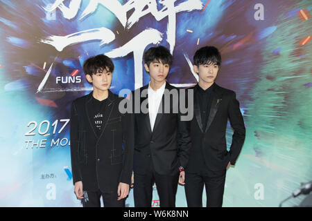 (Von links) Roy Wang oder Wang Yuan, Wang Karry oder Wang Junkai und Jackson Yee oder Yi Yangqianxi der Chinesischen boy group TFBoys darstellen, da sie auf der Anfahrt Stockfoto