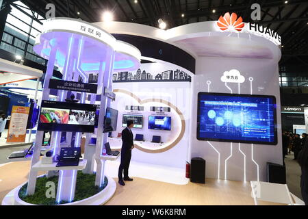 ---- Leute besuchen den Stand der Huawei im Licht der Internet Expo während der vierten Welt Internet Konferenz (WIC), auch als Wuzhen Gipfel bekannt, Stockfoto
