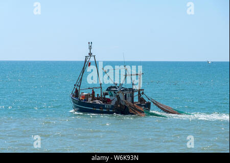 Hastings Fischtrawler Rückkehr zum Hafen mit Schleppnetzen, in der Nähe der Ufer, East Sussex, Großbritannien Stockfoto