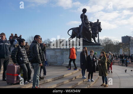 ------ Chinesische Touristen besuchen Sie den Buckingham Palace in London, UK, 26. Dezember 2014. Die Zahl der chinesischen Touristen in Großbritannien im Jahr 2017 verdoppelt, Stockfoto