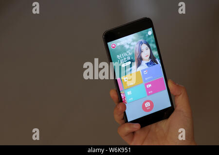 ---- Eine chinesische Mobiltelefon Benutzer Foto Bearbeitung und Freigabe von app Meitu auf seinem Smartphone in Ji'Nan, der ostchinesischen Provinz Shandong, 26 Janu Stockfoto