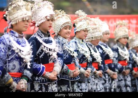 Chinesische Mädchen von Miao ethnische Minderheit im traditionellen Silber gekleidet - gestaltete Kleidung und headwears Tanz der Miao Lusheng Festival in Da zu feiern. Stockfoto