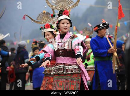 Chinesische Mädchen von Miao ethnische Minderheit im traditionellen Silber gekleidet - gestaltete Kleidung und headwears Tanz der Miao Lusheng Festival in Da zu feiern. Stockfoto