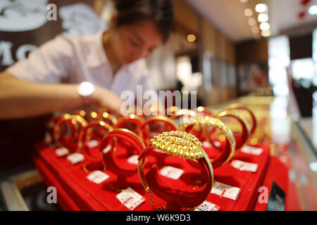 ---- Ein chinesischer Mitarbeiter sortiert gold Schmuck von einem Juwelier in Lanzhou City, der ostchinesischen Provinz Jiangsu, 18. Juli 2017. Die Nation Stockfoto