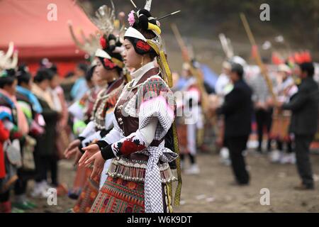 Chinesische Mädchen von Miao ethnische Minderheit im traditionellen Silber gekleidet - gestaltete Kleidung und headwears Tanz der Miao Lusheng Festival in Da zu feiern. Stockfoto