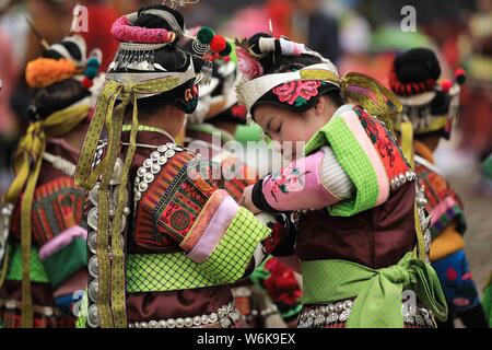 Chinesische Mädchen von Miao ethnische Minderheit im traditionellen Silber gekleidet - gestaltete Kleidung und headwears Tanz der Miao Lusheng Festival in Da zu feiern. Stockfoto