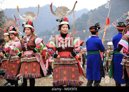 Chinesische Mädchen von Miao ethnische Minderheit im traditionellen Silber gekleidet - gestaltete Kleidung und headwears Tanz der Miao Lusheng Festival in Da zu feiern. Stockfoto