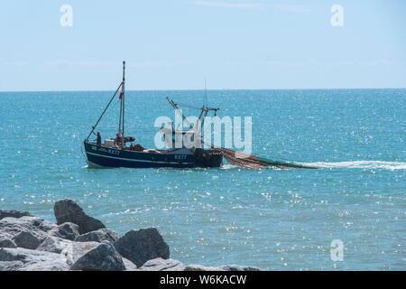 Hastings Fischtrawler mit Schleppnetzen, in der Nähe der Ufer, East Sussex, Großbritannien Stockfoto