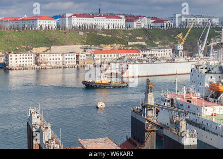 Tug Boat an yuzhnaya Bucht geht, ist es eine der Hafen Buchten in Sewastopol, Krim Stockfoto