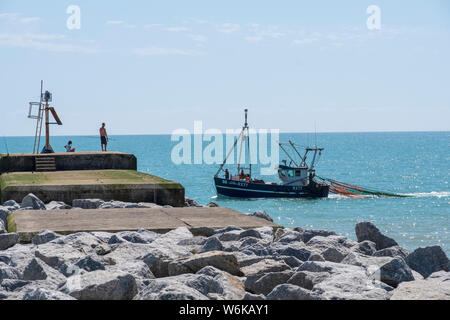 Hastings Fischtrawler Rückkehr zum Hafen mit Schleppnetzen, in der Nähe der Ufer, East Sussex, Großbritannien Stockfoto