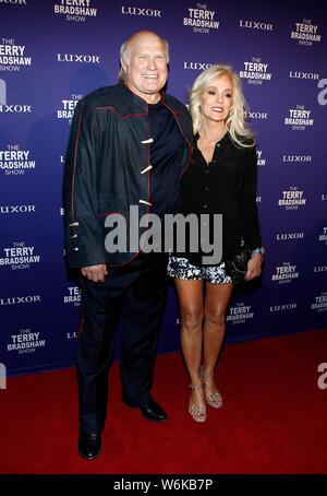 Las Vegas, NV, USA. 1 Aug, 2019. Terry Bradshaw, Tammy Bradshaw in der Ankunftshalle für die Terry Bradshaw Show Opening Night Debüt, Luxor Hotel and Casino, Las Vegas, NV August 1, 2019. Credit: JA/Everett Collection/Alamy leben Nachrichten Stockfoto