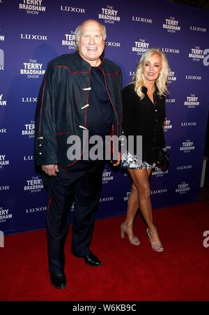 Las Vegas, NV, USA. 1 Aug, 2019. Terry Bradshaw, Tammy Bradshaw in der Ankunftshalle für die Terry Bradshaw Show Opening Night Debüt, Luxor Hotel and Casino, Las Vegas, NV August 1, 2019. Credit: JA/Everett Collection/Alamy leben Nachrichten Stockfoto