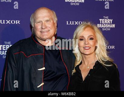 Las Vegas, NV, USA. 1 Aug, 2019. Terry Bradshaw, Tammy Bradshaw in der Ankunftshalle für die Terry Bradshaw Show Opening Night Debüt, Luxor Hotel and Casino, Las Vegas, NV August 1, 2019. Credit: JA/Everett Collection/Alamy leben Nachrichten Stockfoto