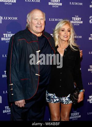 Las Vegas, NV, USA. 1 Aug, 2019. Terry Bradshaw, Tammy Bradshaw in der Ankunftshalle für die Terry Bradshaw Show Opening Night Debüt, Luxor Hotel and Casino, Las Vegas, NV August 1, 2019. Credit: JA/Everett Collection/Alamy leben Nachrichten Stockfoto