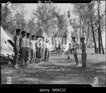 Rohwer Relocation Center, McGehee, Arkansas. Eine 5-tägige Boy Scout Camp am Ufer des Mississippi. . .; Umfang und Inhalt: Der vollständige Titel für dieses Foto lautet: Rohwer Relocation Center, McGehee, Arkansas. Eine 5-tägige Boy Scout Camp am Ufer des Mississippi River war aus fast hundert Jungen aus dem Rohwer Center, ein paar weniger bilden die Jerome Center, zusammen mit einer kleinen Truppe aus der nahe gelegenen Stadt von Arkansas City. Stockfoto