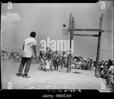Rohwer Relocation Center, McGehee, Arkansas. Ein basketballspiel zwischen den Roywl Herzöge, die ein. . .; Umfang und Inhalt: Der vollständige Titel für dieses Foto lautet: Rohwer Relocation Center, McGehee, Arkansas. Ein basketballspiel zwischen den Roywl Herzöge, das ist ein Social Club im Zentrum und eine Gruppe der Spieler, die früher von Loai? Stockfoto