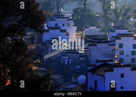 Winterlandschaft von alten Häusern mit Mau Tou Wand (Pferdekopf an der Wand) mit Rauch von Küche, Schornsteine in Wuyuan County, Stadt Shangrao, East China Ji Stockfoto