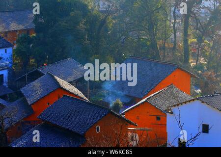 Winterlandschaft von alten Häusern mit Mau Tou Wand (Pferdekopf an der Wand) mit Rauch von Küche, Schornsteine in Wuyuan County, Stadt Shangrao, East China Ji Stockfoto