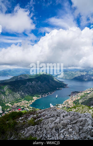 Montenegro, azurblaue Fjord in die Bucht von Kotor Kotor von Häusern des Dorfes, umgeben von zwei Kreuzfahrtschiffen ankern im Hafen in majestätischen Doppelzi. Stockfoto