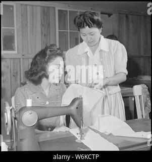 Rohwer Relocation Center, McGehee, Arkansas. In einem nähen Klasse bei der rohwer Zentrum Schulen, Misaye. . .; Umfang und Inhalt: Der vollständige Titel für dieses Foto lautet: Rohwer Relocation Center, McGehee, Arkansas. In einem nähen Klasse bei der rohwer Zentrum Schulen, Misaye Oku Zeiger erhält von istructress, Frau Sadako Yasue. Nach Klassen, Fächer, die auf den Komfort- oder Anforderungen des Lebens beitragen, sind sehr beliebt mit Haus - Ehefrauen und Mütter. Stockfoto