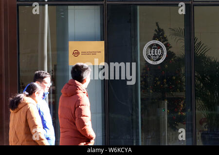 ---- Fußgänger vorbei an den Hauptsitz der Asiatischen Infrastruktur Investitionsbank (AIIB) in Peking, China, 11. Dezember 2017. Die China-ba Stockfoto