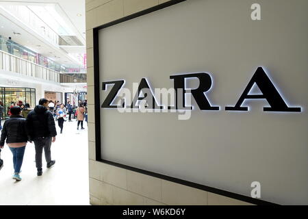 ---- Fußgänger vorbei an einem Namensschild von Modehaus Zara in Shanghai, China, 9. Januar 2018. Die Cyberspace Administration von Shanghai auf Stockfoto