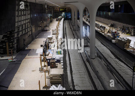 Berlin, Deutschland. 01 Aug, 2019. Baumaterialien sind auf den Plattformen der Baustelle des künftigen U-Bahn Linie U5 bis zur U5 info Station vor dem Roten Rathaus entfernt. Credit: Carsten Koall/dpa/Alamy leben Nachrichten Stockfoto