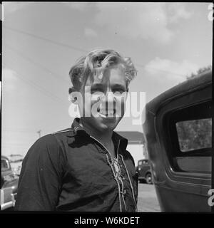 Roosevelt High School, Oakland, Kalifornien. High School Jugend. Ein Lächeln, eine schlechte Zähne. Schüler, die eine Berufsausbildung im Automobil shop Stockfoto