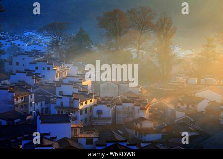 Winterlandschaft von alten Häusern mit Mau Tou Wand (Pferdekopf an der Wand) mit Rauch von Küche, Schornsteine in Wuyuan County, Stadt Shangrao, East China Ji Stockfoto