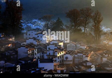 Winterlandschaft von alten Häusern mit Mau Tou Wand (Pferdekopf an der Wand) mit Rauch von Küche, Schornsteine in Wuyuan County, Stadt Shangrao, East China Ji Stockfoto