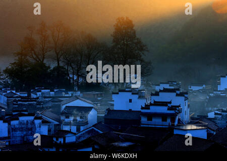 Winterlandschaft von alten Häusern mit Mau Tou Wand (Pferdekopf an der Wand) mit Rauch von Küche, Schornsteine in Wuyuan County, Stadt Shangrao, East China Ji Stockfoto