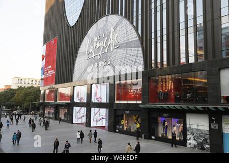 ---- Fußgänger vorbei an einem Kaufhaus Galeries Lafayette in Peking, China, 9. November 2014. Galeries Lafayette, Frankreichs größte departm Stockfoto