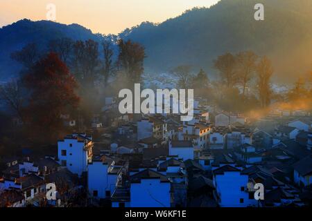 Winterlandschaft von alten Häusern mit Mau Tou Wand (Pferdekopf an der Wand) mit Rauch von Küche, Schornsteine in Wuyuan County, Stadt Shangrao, East China Ji Stockfoto