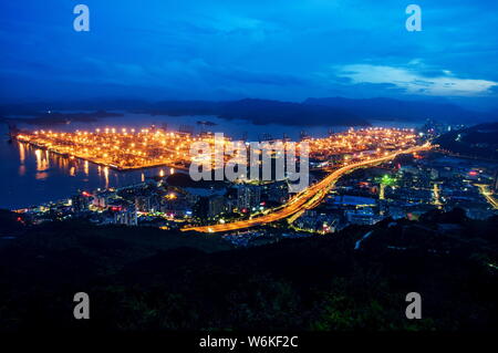 ------ Nacht Blick auf die Zone von Shenzhen Yantian Port Port in Shenzhen, der südchinesischen Provinz Guangdong, 14. August 2014. Container throughpu Stockfoto